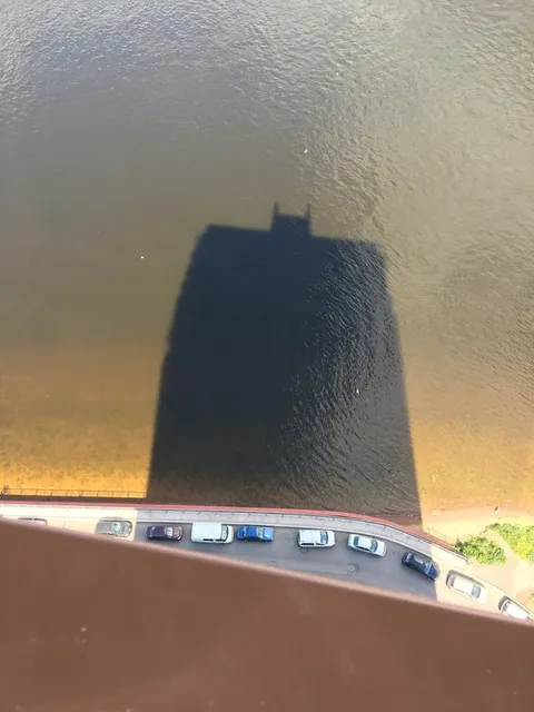 Тень здания на воде