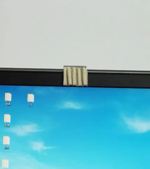 モニターの上のスポンジ