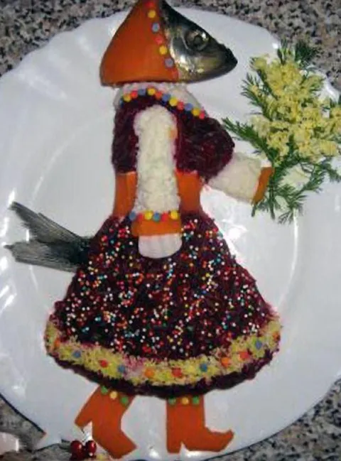 Рыбная кукла из торта