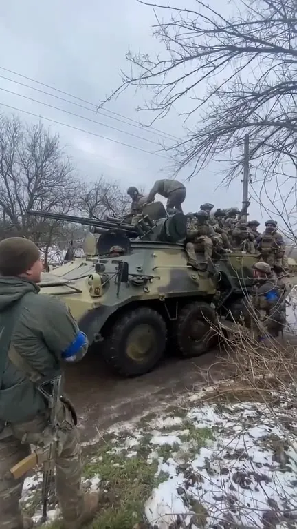 Приветствие с бронемашины