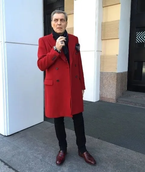 Мужчина в красном пальто