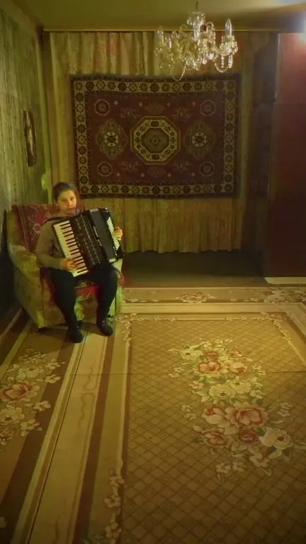 Девочка-аккордеонистка и человек-ведро