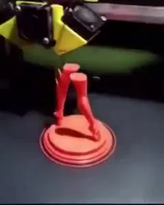 3D-принтер печатает взрыв