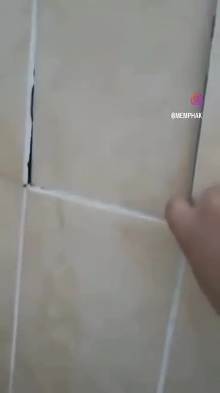 Мужчина за плиткой