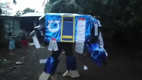 Самодельный синий робот танцует