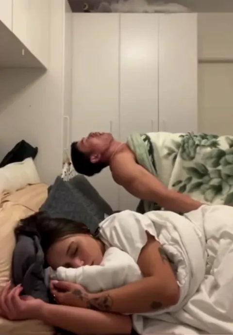 Fingindo estar possuído na cama