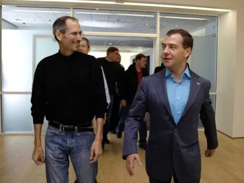Медведев и Джобс идут вместе