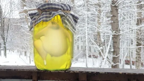 Младенец в банке на морозе