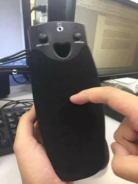 Колонка с удивлённым лицом