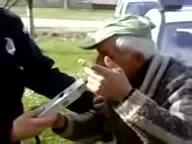 Пьяный дед что-то объясняет