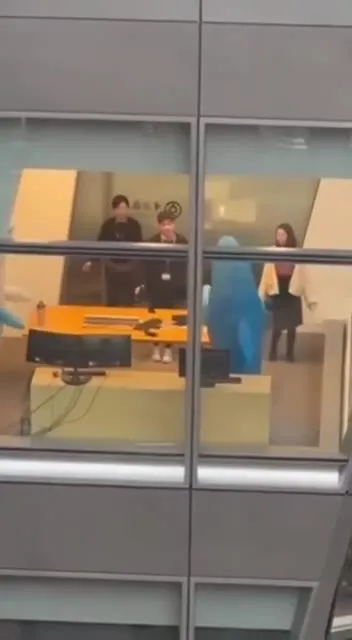 Танцующие синие костюмы в офисе
