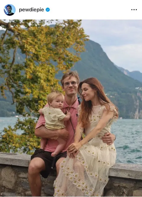 Семейное фото PewDiePie у озера