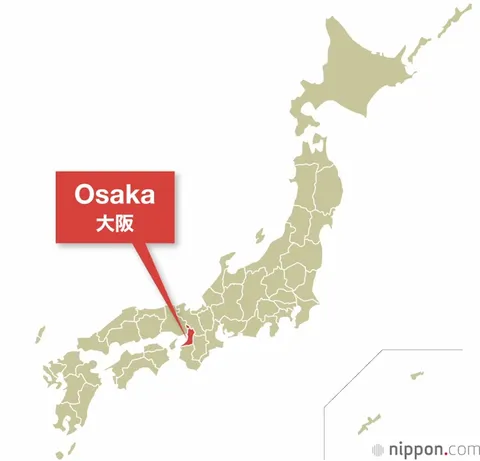 Осака смотрит на карту Осаки
