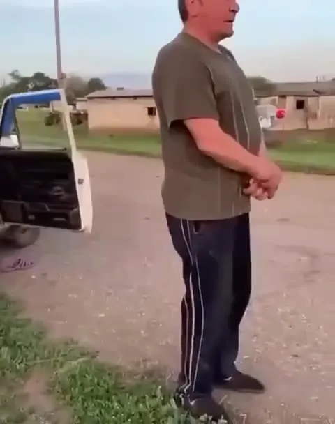 Мужчина вытаскивает пассажира из машины