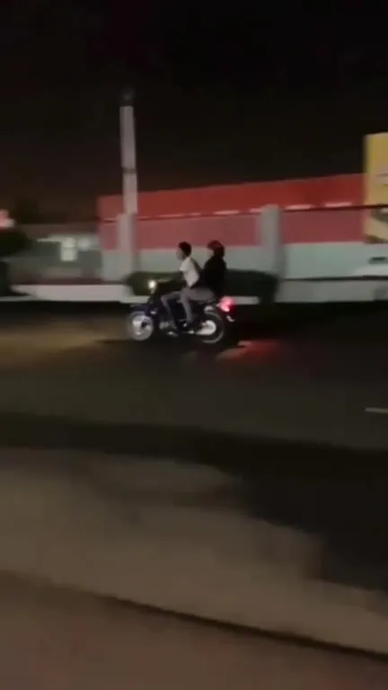 Dos en moto por la noche