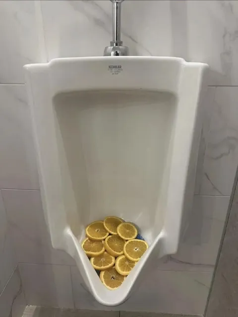 Апельсины в писсуаре