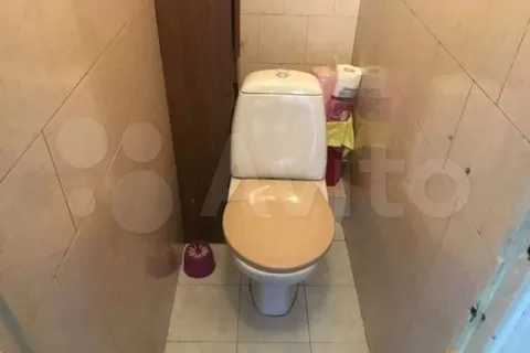 Туалет в слишком тесной кабинке