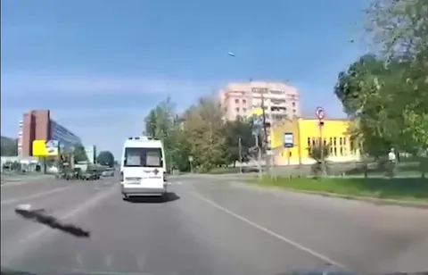 Девушка сбегает из скорой