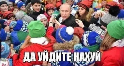 Путин среди детей в толпе