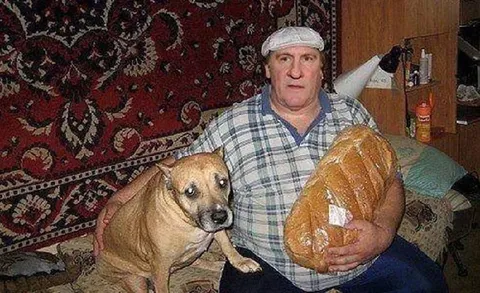 Мужчина с собакой и хлебом