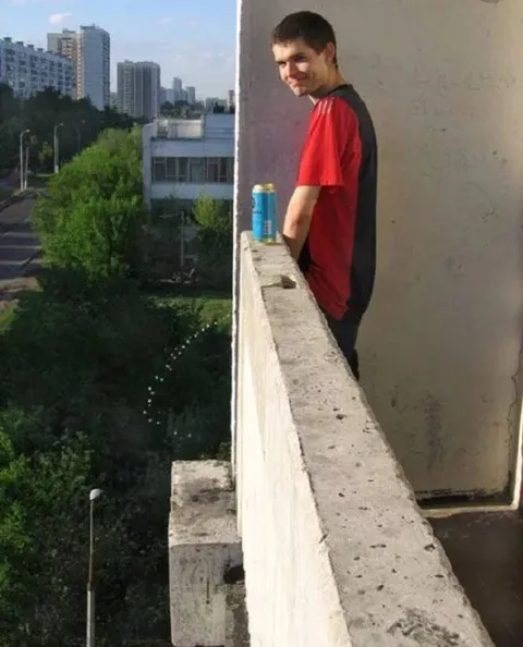 Парень на краю балкона