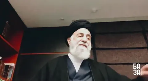 Седой мулла смеётся