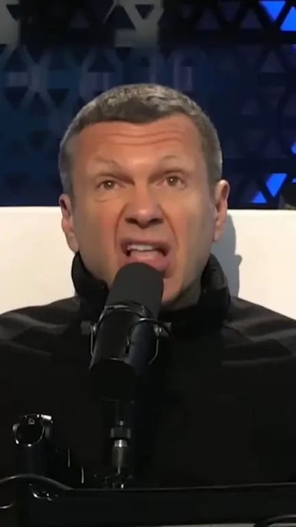Мужчина говорит в микрофон