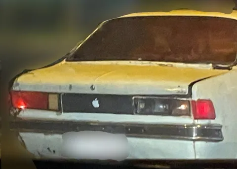 Старинная машина с логотипом Apple