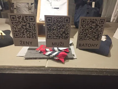 QR kódy pro ženy, muže a batohy