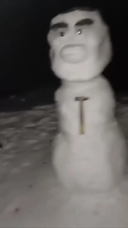 Снеговик под клубный бит