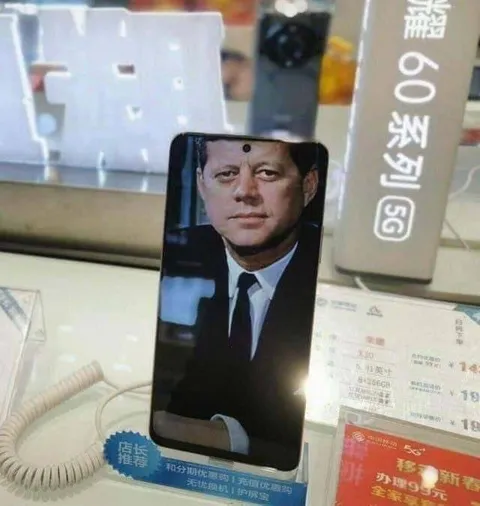 手机里的严肃男人