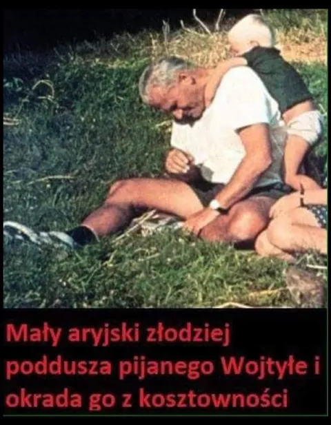 Mały złodziej okrada Wojtyłę