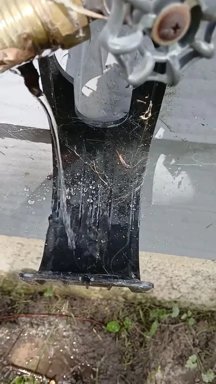 Странный кран с водяной струёй