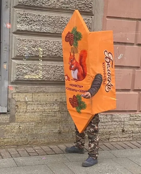 Человек в костюме Белочки
