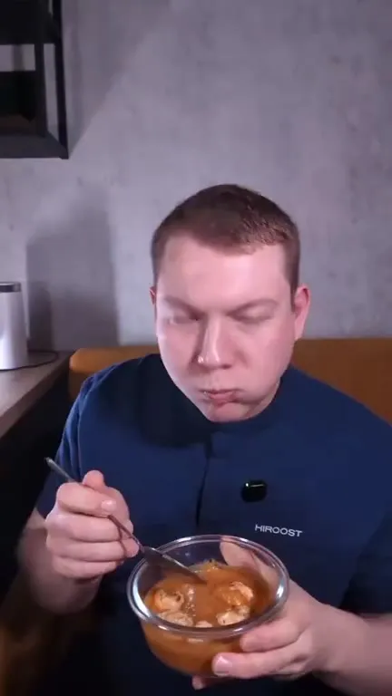 Мужчина наслаждается обедом