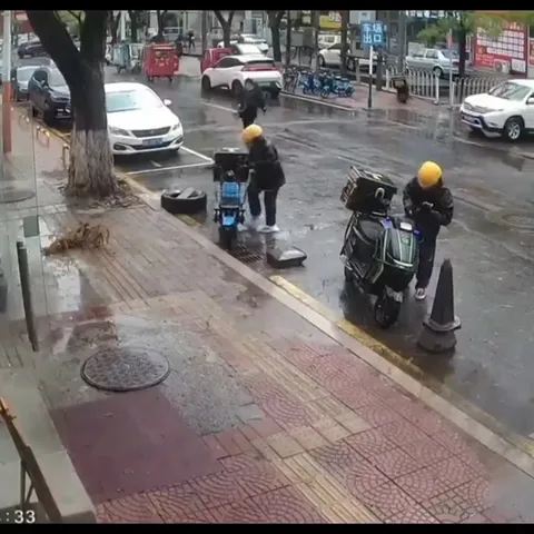 Дерево падает на курьера