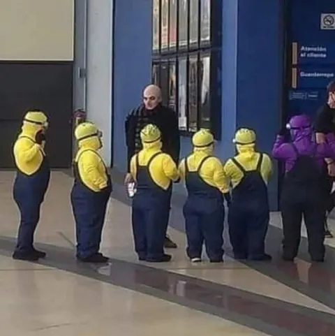 Миньоны стоят в очереди