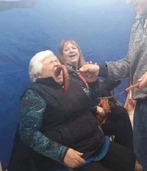 Что-то вытаскивают изо рта