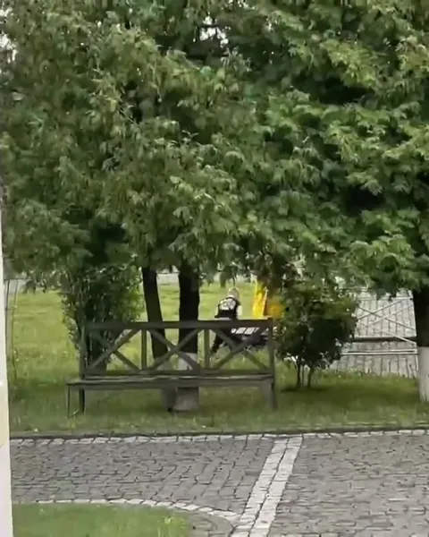Звонарь за скамейкой