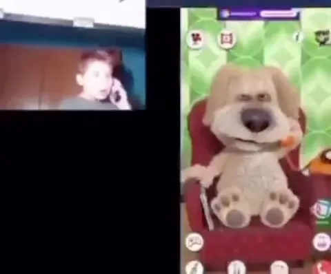 Мальчик звонит Talking Ben