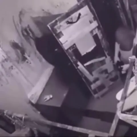 Парень тащит тяжёлый шкаф