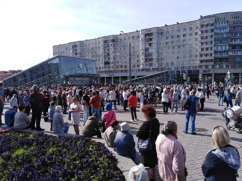 Толпа на открытии метро