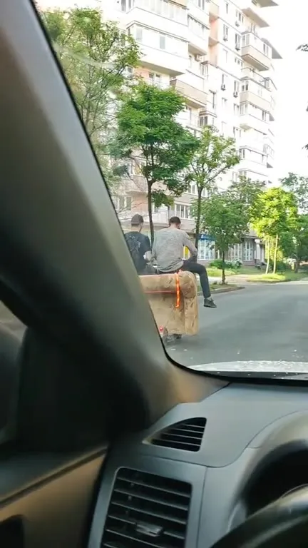 Двое на диване по дороге