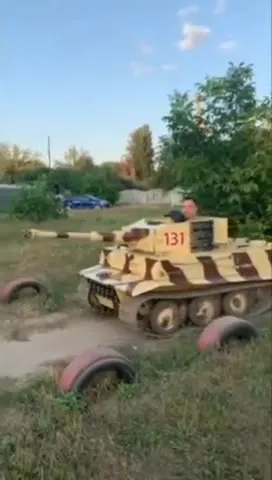 Арестович едет на танке