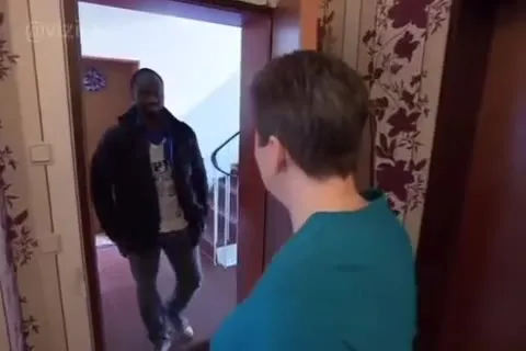 Неожиданный гость за дверью