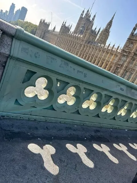 Фаллические тени на мосту