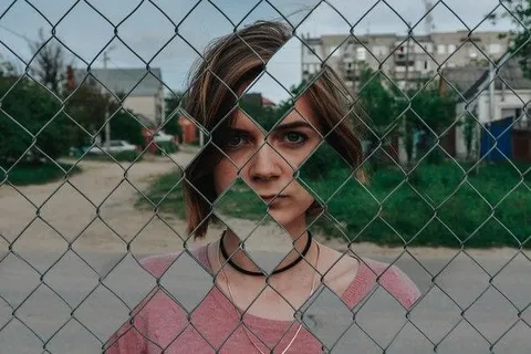 Девушка за сеткой