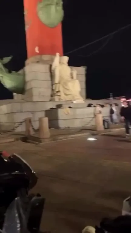 Неудачное катание мимо памятника