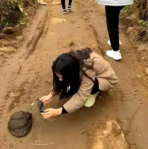 Фотографирует странную находку