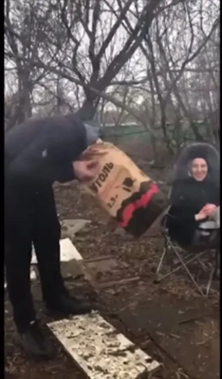 Мужчина с мешком угля